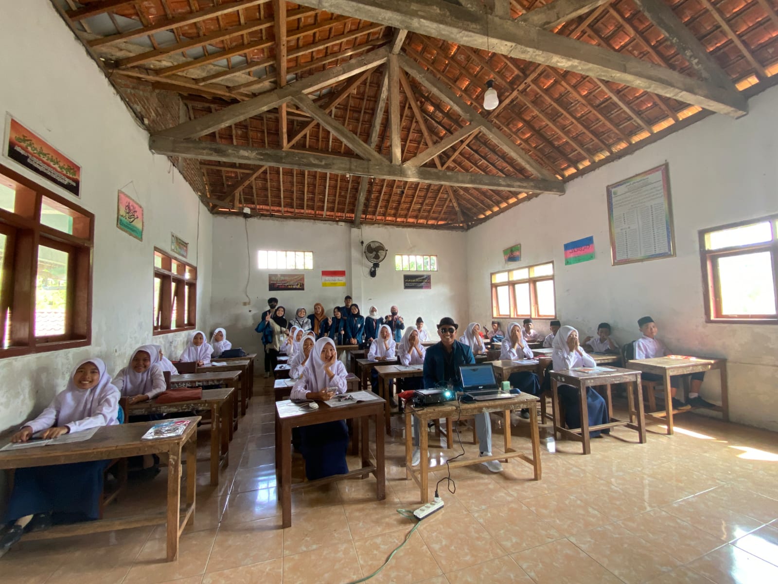 Useful in Any Languages: Pengenalan Seni Berbicara dan The Powerful English Speaking di MTs. Matholi’ul Huda Sebagai Bekal Dasar Berkomunikasi Public